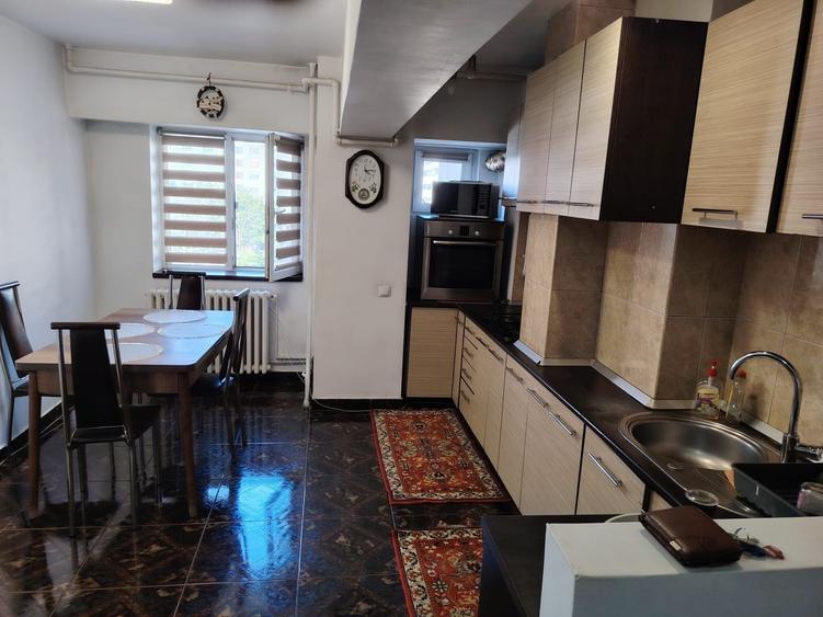 Apartament cu 3 camere decomandat în Dosu Bricii