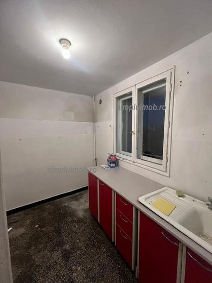 Apartament cu 3 camere semidecomandat în Berceni