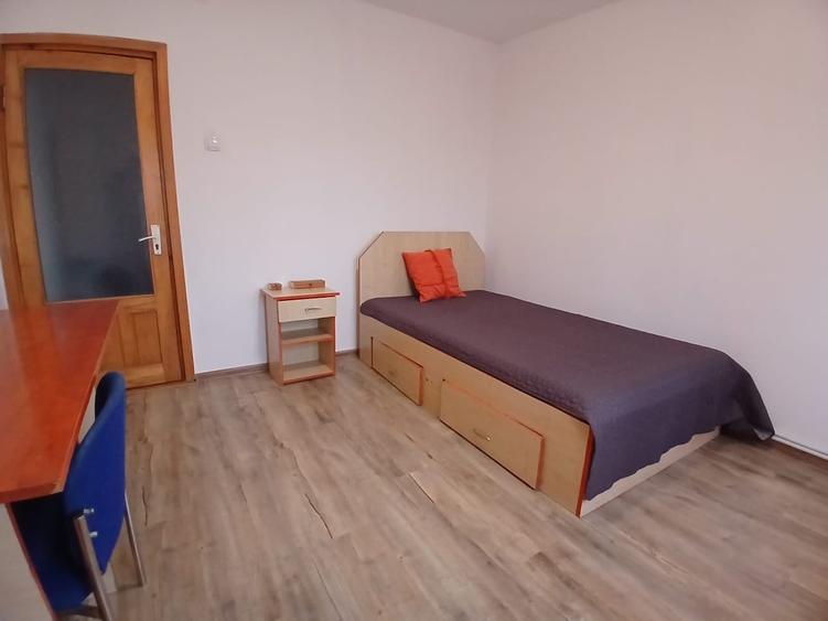 Apartament cu 4 camere decomandat, mobilat în Gară
