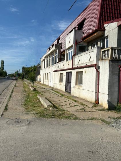 Casă individuală cu 12 camere cu Teren 1100 Mp în Central