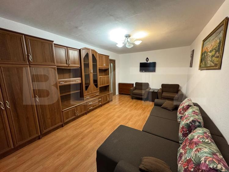 Apartament cu 3 camere decomandat, mobilat în Craiovița Nouă