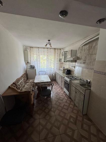 Apartament cu 3 camere semidecomandat în Central