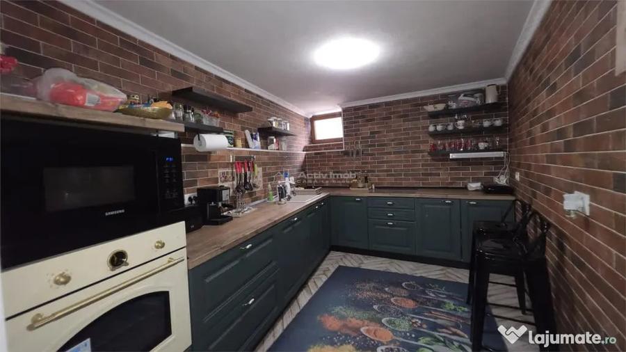 Casă cu 8 camere cu Teren 342 Mp în Central