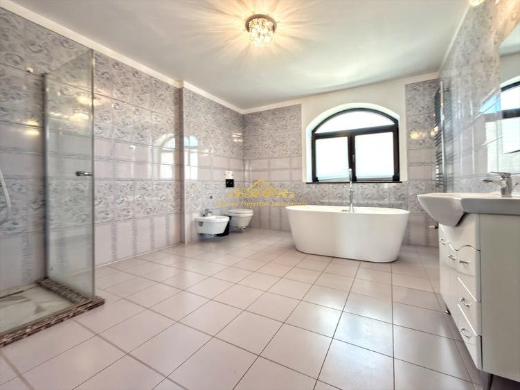 Casă individuală cu 10 camere cu Canalizare în Sisești