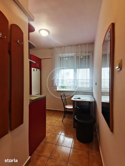 Garsonieră decomandată în Vest