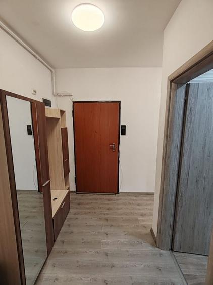 Apartament cu 3 camere decomandat, mobilat în Metalurgiei
