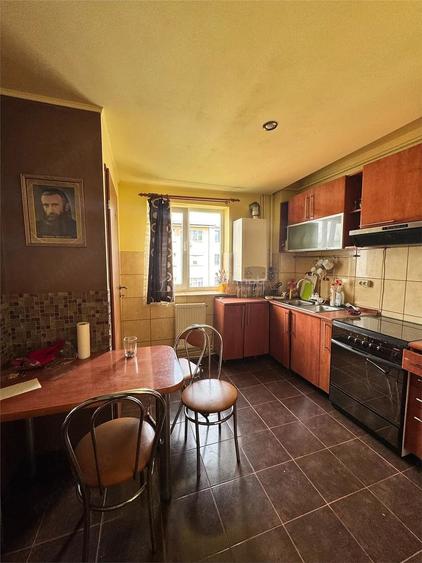 Apartament cu 4 camere decomandat în Gojdu