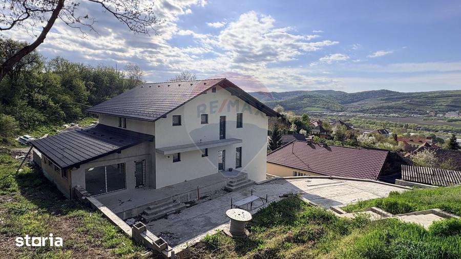 Casă cu 6 camere cu Teren 822 Mp în Central