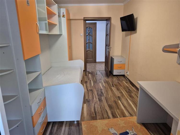 Apartament cu 3 camere decomandat, mobilat în Păcurari