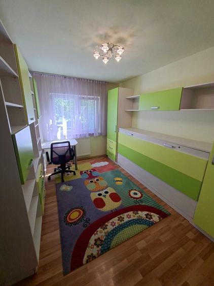 Apartament cu 3 camere decomandat în Florești