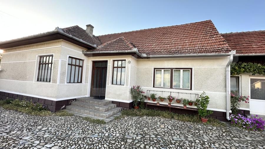 Casă individuală cu 4 camere cu Canalizare în Beriu