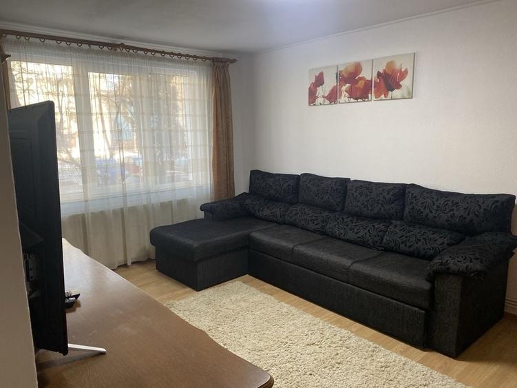 Apartament cu 3 camere decomandat în Tractorul