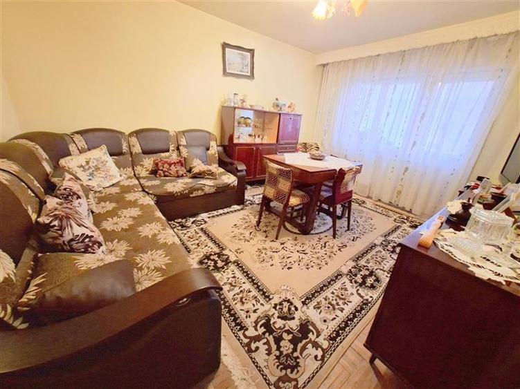 Apartament cu 4 camere decomandat în Narcisa