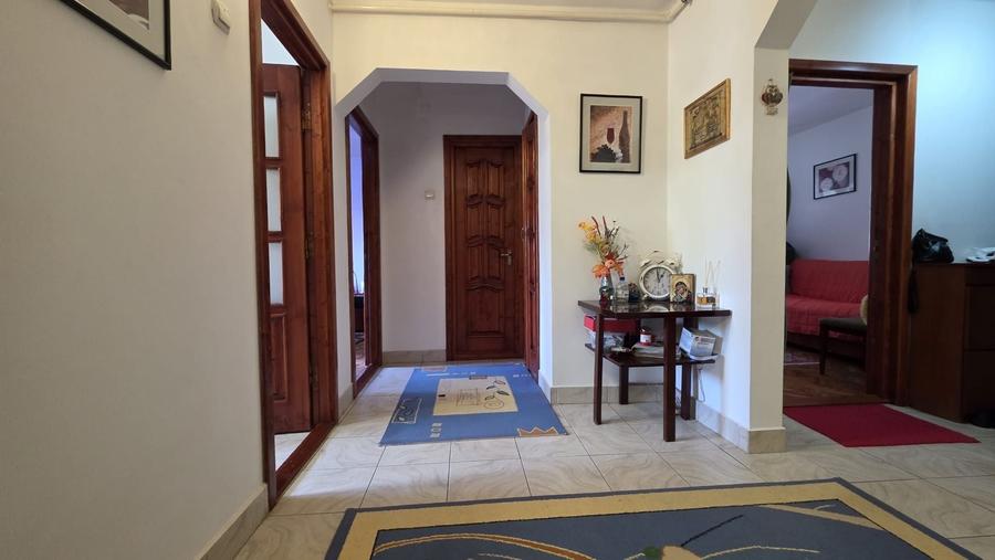 Vand apartament cu 3 camere - 1