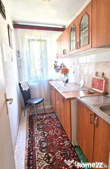 Apartament cu 3 camere semidecomandat în Km 4