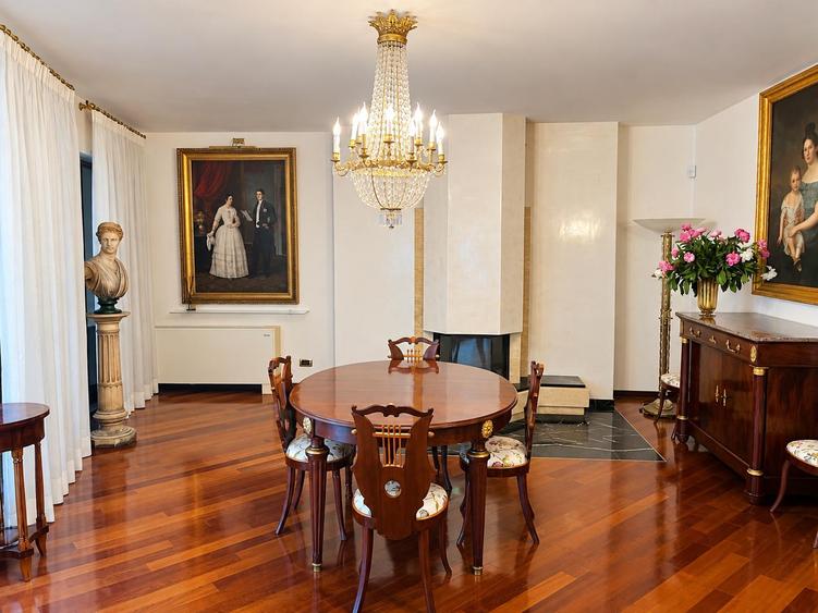 Apartament cu 4 camere decomandat în Primăverii