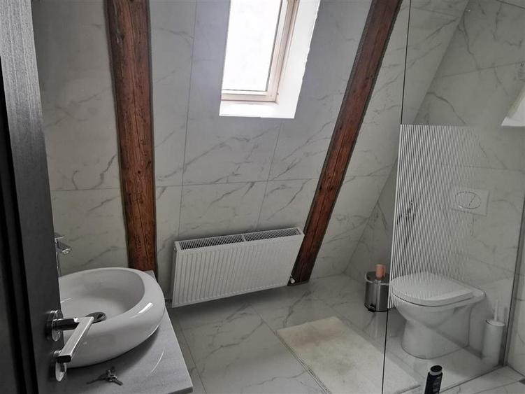 Casă individuală cu 6 camere cu Canalizare în Ipotești