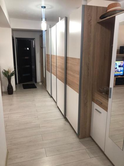 Apartament cu 3 camere semidecomandat în Pielești