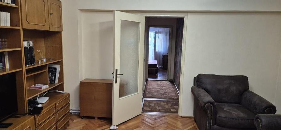 Apartament cu 3 camere decomandat în Podul de Fier