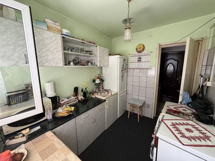 Apartament cu 3 camere semidecomandat în Central