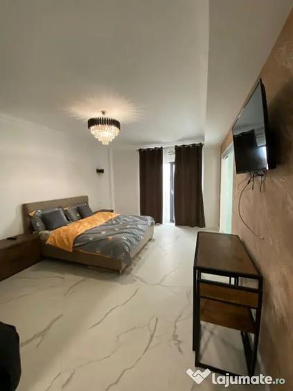 Apartament cu 4 camere decomandat, mobilat în Central