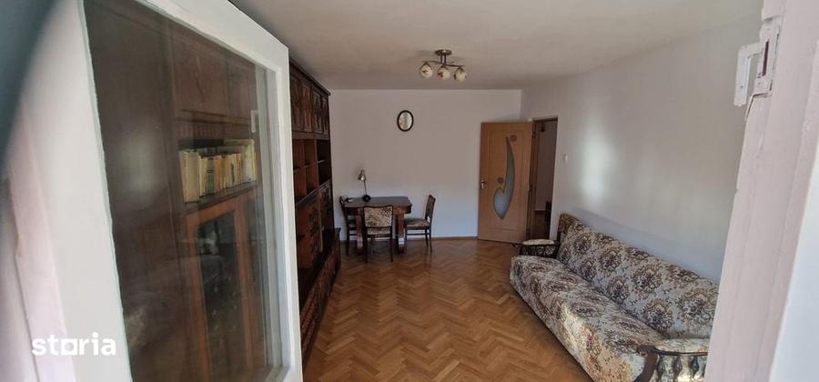 Apartament cu 4 camere decomandat în Calea București