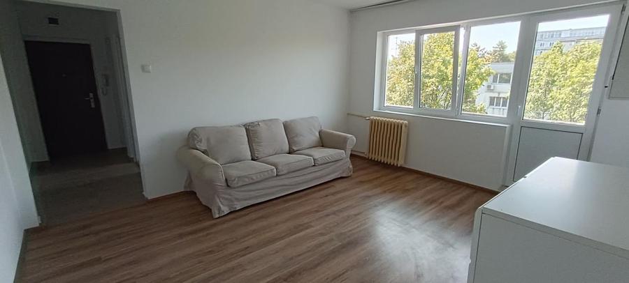 Apartament cu 3 camere semidecomandat, mobilat în Nord
