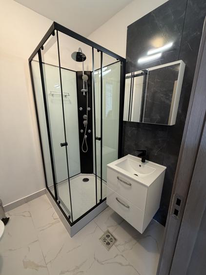 Apartament cu 3 camere semidecomandat, mobilat în Gară