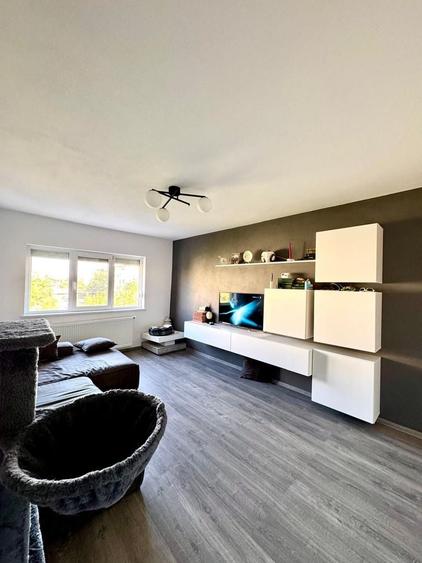 Apartament cu 3 camere decomandat în Girocului