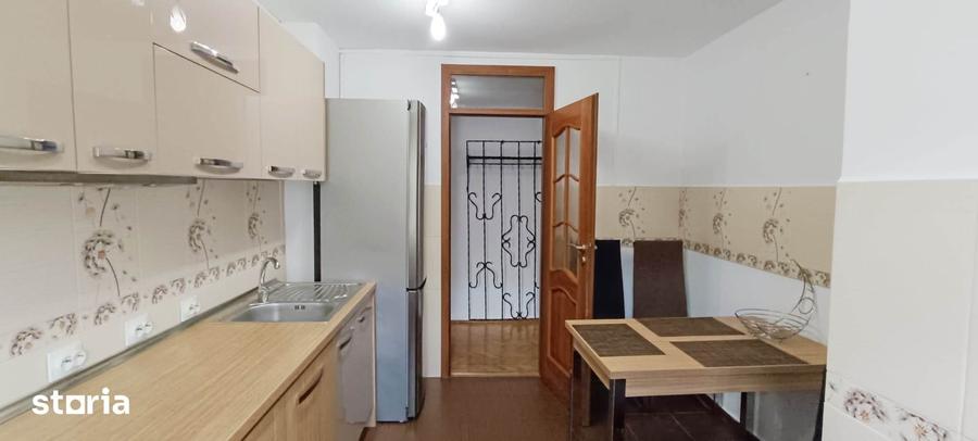 Apartament cu 4 camere decomandat în Tractorul