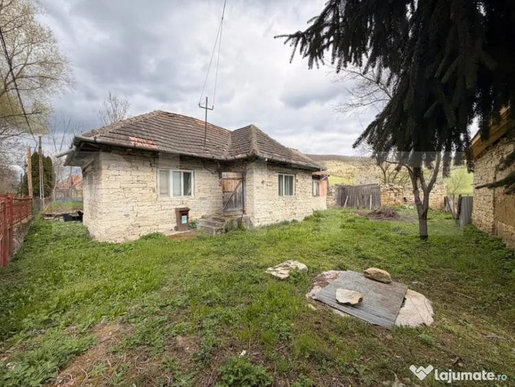 Casă cu 2 camere cu Teren 2600 Mp în Chinteni