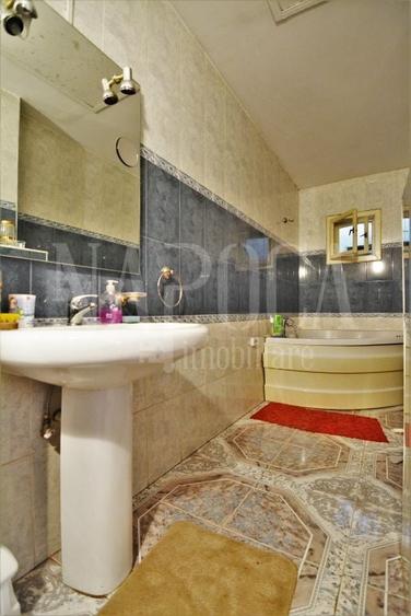 Casă individuală cu 10 camere cu Canalizare în Central
