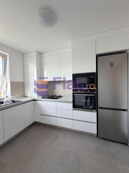 Apartament cu 3 camere decomandat în Tractorul
