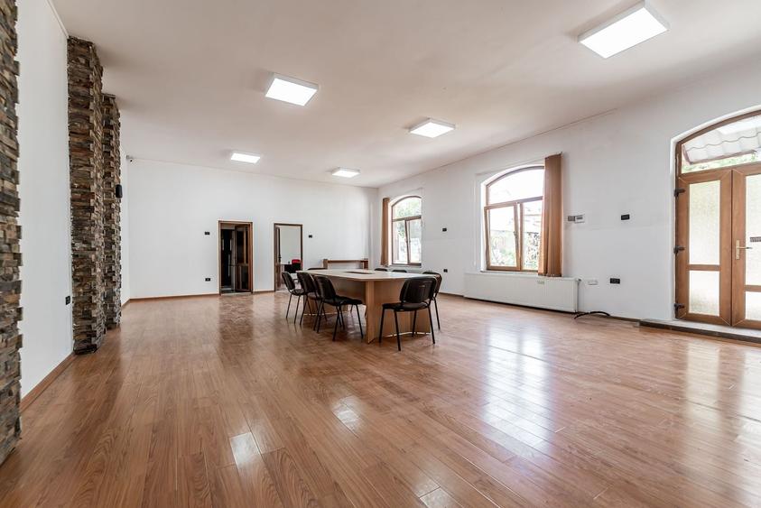 Apartament cu 2 camere semidecomandat, mobilat în Central