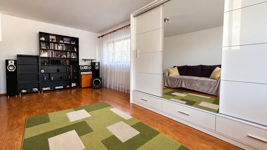 Apartament cu 3 camere semidecomandat în Braytim
