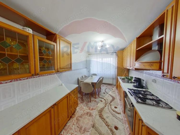 Apartament cu 4 camere decomandat în Central