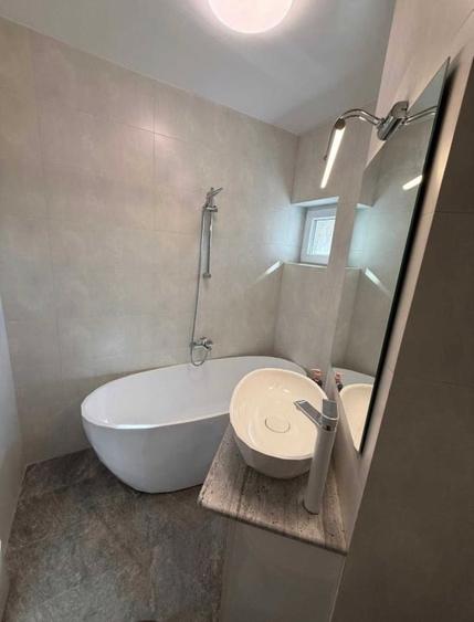 Inchiriez | Apartament 3 camere decomandat | 100 mp | terasă cu vedere la mare | - 1