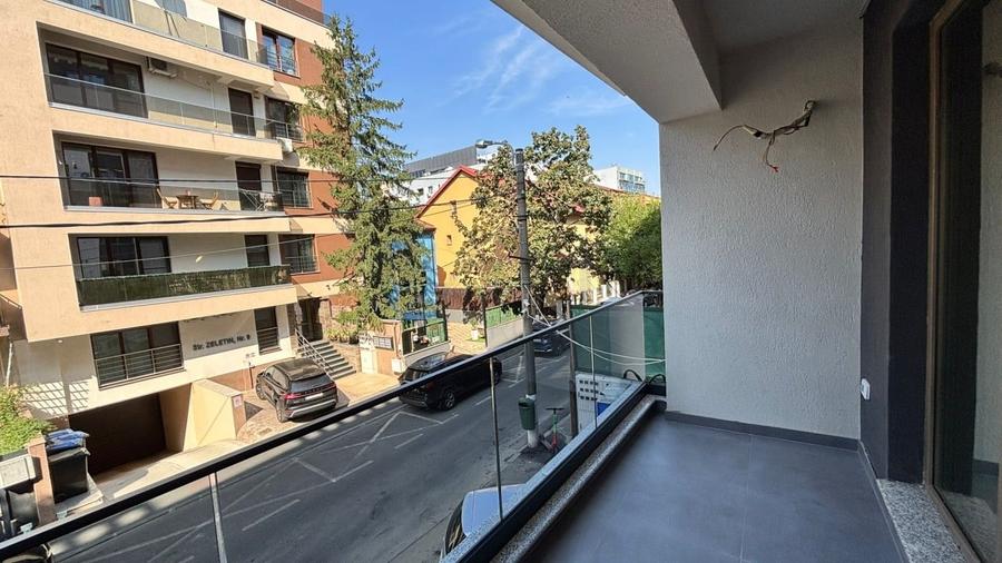 Apartament cu 4 camere decomandat în Aviației