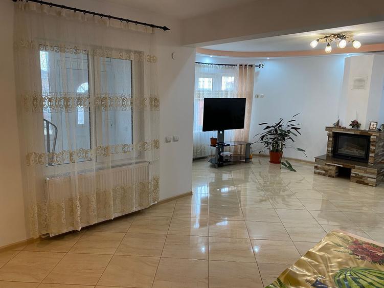 Casă cu 5 camere cu Teren 500 Mp în Sud