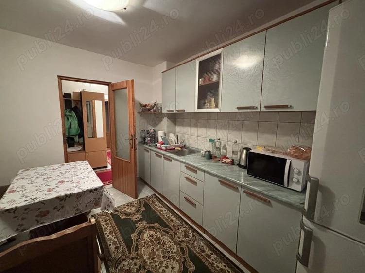 Apartament cu 3 camere decomandat, mobilat în Aradului