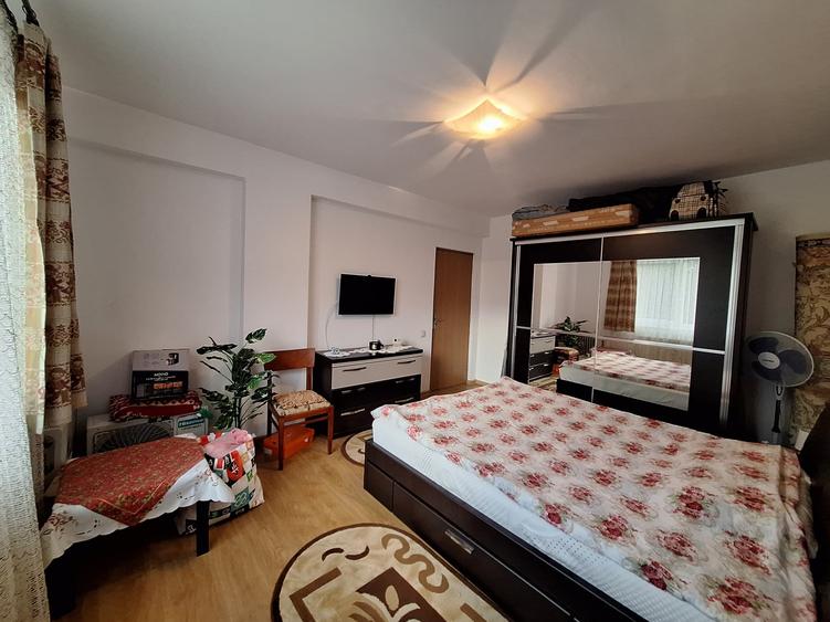 Apartament cu 2 camere semidecomandat, mobilat în Florești