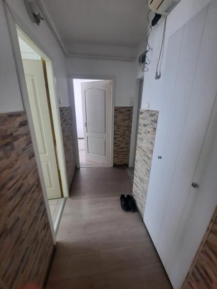 Apartament cu 3 camere semidecomandat, mobilat în Podu Roș