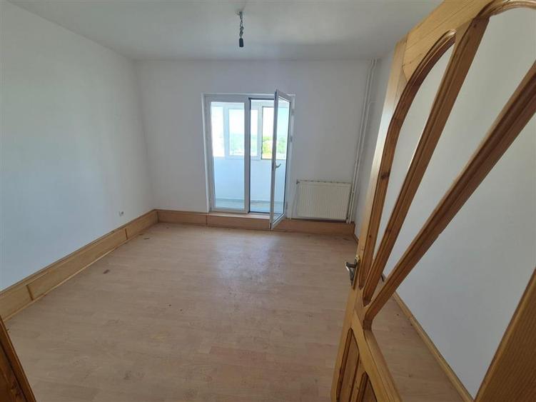 Apartament cu 4 camere decomandat în Barieră