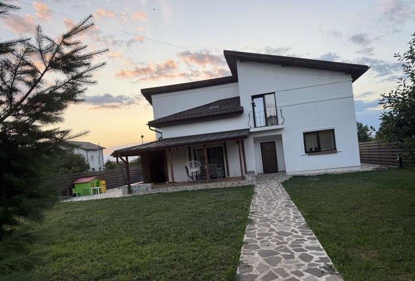 Casă individuală cu 4 camere cu Canalizare în Sud-Est