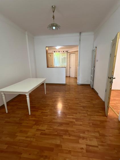 Casă individuală cu 8 camere cu Canalizare în P-ța Muncii