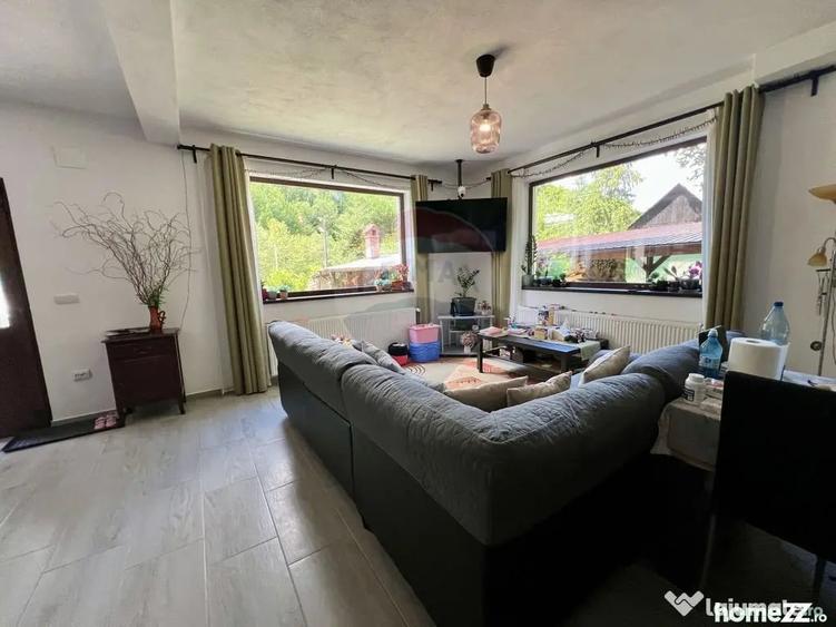 Casă cu 8 camere cu Teren 575 Mp în Porumbacu de Sus