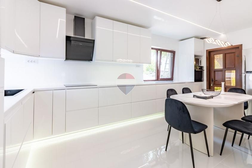 Casă individuală cu 5 camere cu Teren 965 Mp în Pleașa