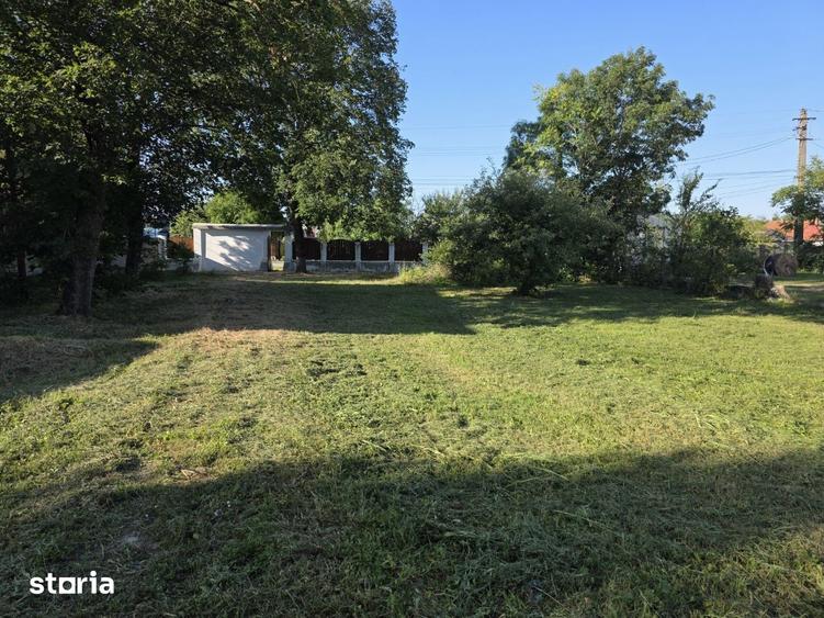Teren de 6200 mp, în Poienarii Burchii