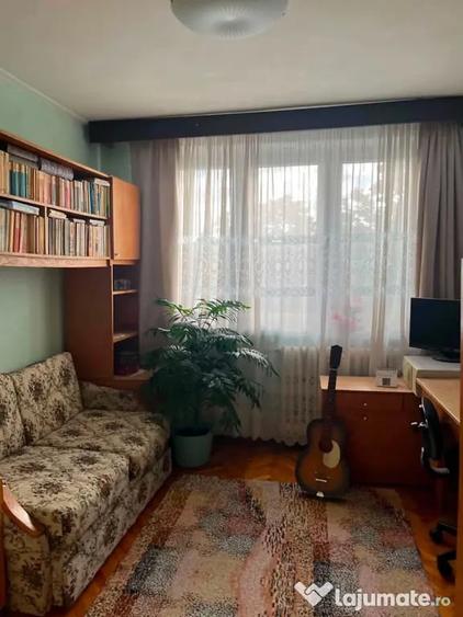 Apartament cu 4 camere semidecomandat în Crihala