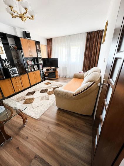 Apartament cu 3 camere decomandat în Găvana